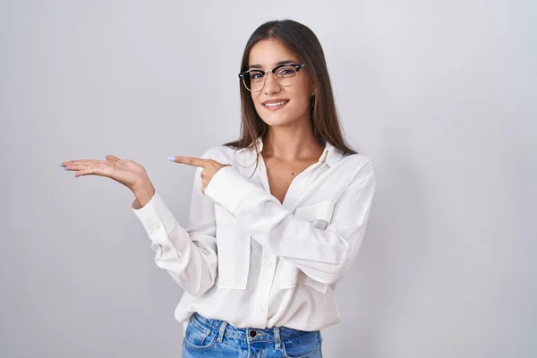 Mujer Morena Joven Con Gafas Asombradas Sonriendo Cámara Mientras Presenta —  Fotos de Stock