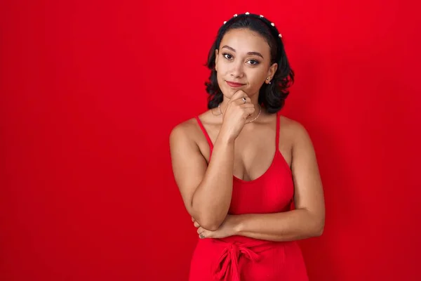 Young Hispanic Woman Standing Red Background Looking Confident Camera Smile — Stock Photo, Image