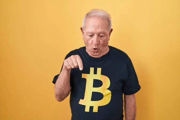 Homem Sênior Com Cabelos Grisalhos Vestindo Camiseta Bitcoin Apontando Para — Fotografia de Stock