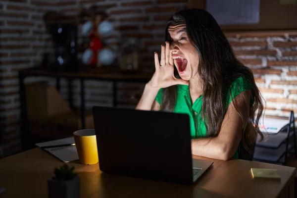 Jovem Adolescente Trabalhando Escritório Noite Gritando Gritando Alto Para Lado — Fotografia de Stock