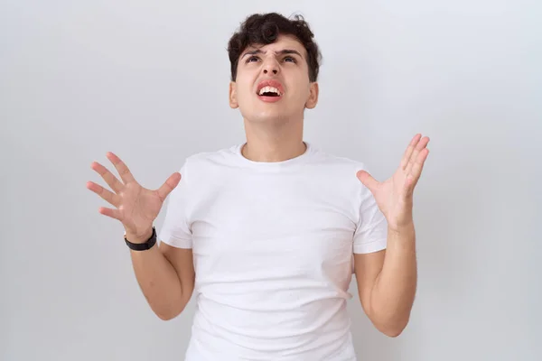 Mladý Muž Bez Binárního Vzhledu Oblečený Obyčejné Bílé Tričko Šíleně — Stock fotografie