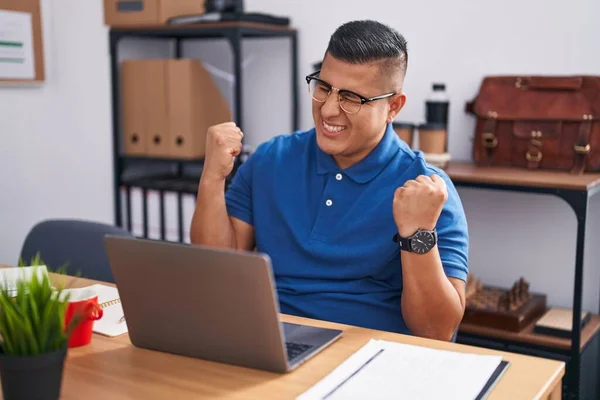 Junger Hispanischer Mann Büro Mit Laptop Sehr Glücklich Und Aufgeregt — Stockfoto
