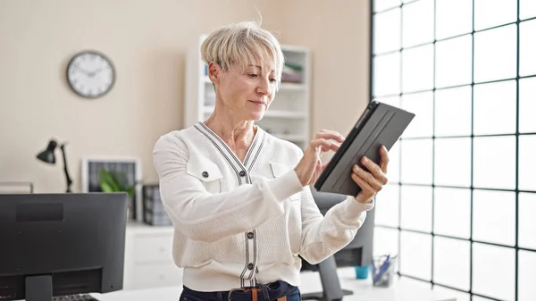 Mujer Rubia Mediana Edad Trabajadora Negocios Usando Touchpad Oficina —  Fotos de Stock