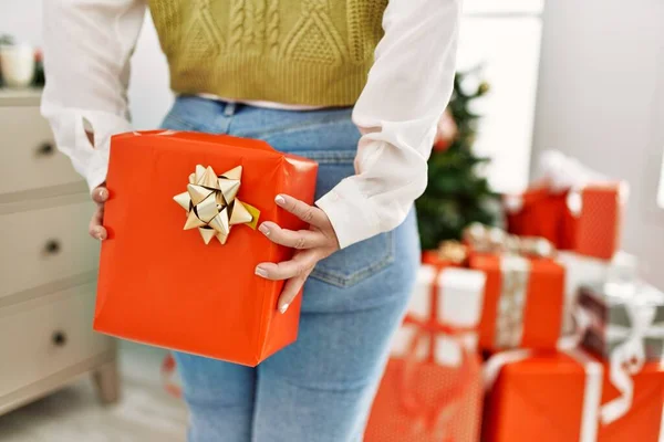 Young Beautiful Hispanic Woman Holding Christmas Gift Back Home — Fotografia de Stock