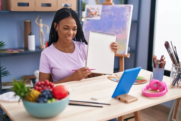 African American Woman Artist Having Online Draw Class Art Studio — Fotografie, imagine de stoc