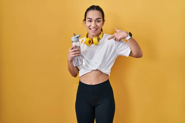 Ung Sydasiatisk Kvinna Bär Sportkläder Dricksvatten Ser Säker Med Leende — Stockfoto