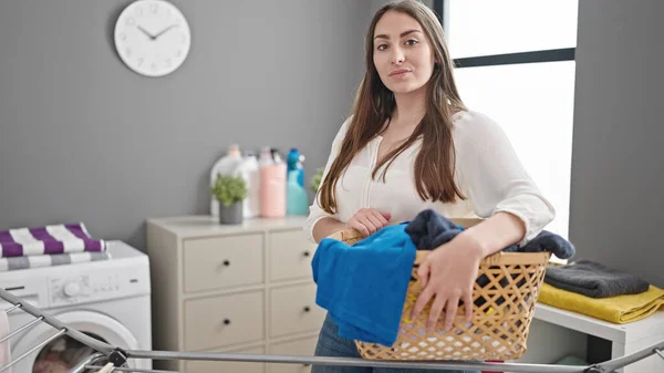 Young Beautiful Hispanic Woman Holding Wicker Basket Clothes Laundry Room — Stock Photo, Image