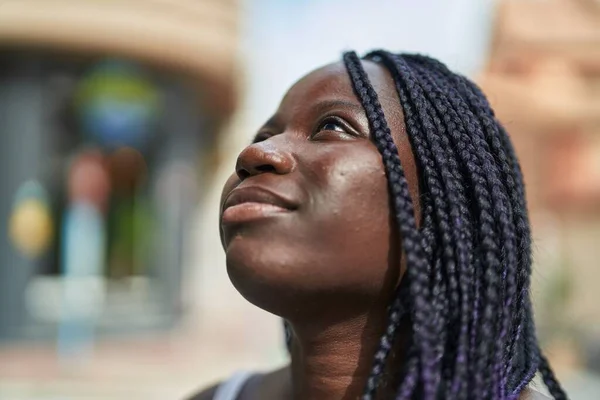 Afrikansk Amerikansk Kvinna Tittar Upp Mot Himlen Med Avslappnade Uttryck — Stockfoto