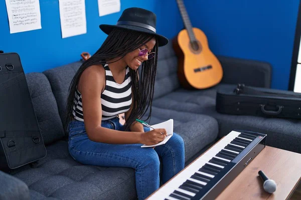 Afrikaans Amerikaanse Vrouw Muzikant Glimlachen Zelfverzekerd Componeren Lied Muziekstudio — Stockfoto