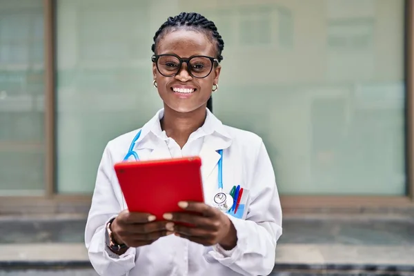 Médico Afroamericano Sonriendo Confiado Usando Touchpad Hospital —  Fotos de Stock