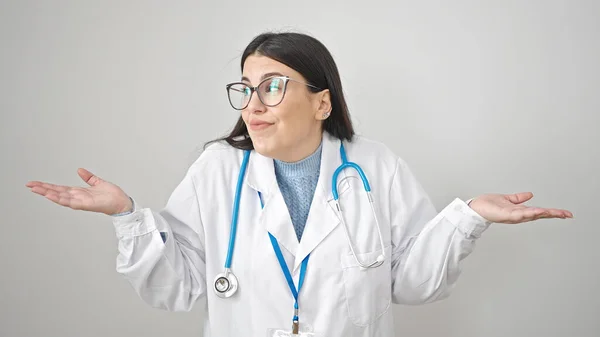 Young Hispanic Woman Doctor Standing Clueless Isolated White Background — Stock Photo, Image