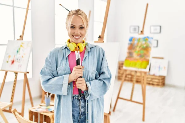 Jovem Mulher Branca Artista Sorrindo Confiante Segurando Pincéis Estúdio Arte — Fotografia de Stock