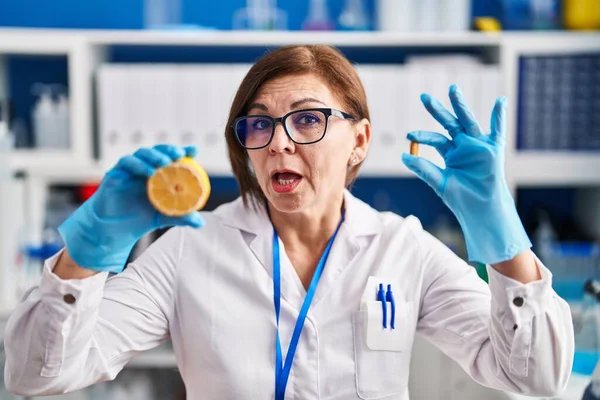 Mulher Hispânica Meia Idade Trabalhando Laboratório Cientistas Tornando Vitamina Sem — Fotografia de Stock