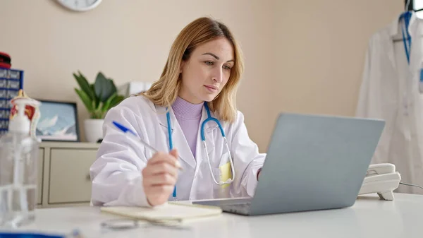 Jovem Bela Mulher Hispânica Médico Usando Laptop Tomar Notas Clínica — Fotografia de Stock