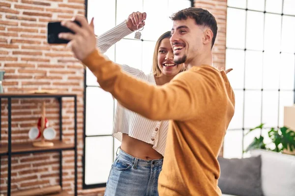 Genç Adam Kadın Çift Yeni Evin Anahtarıyla Akıllı Telefondan Selfie — Stok fotoğraf