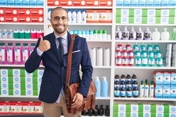 Spanyol Férfi Szakállal Aki Gyógyszertárban Üzletkötőként Dolgozik Boldogan Pozitívan Mosolyog — Stock Fotó