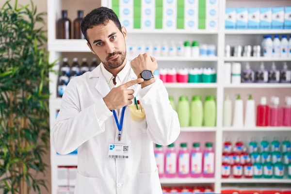 Красивый Латиноамериканец Работающий Аптеке Спешке Указывая Часы Нетерпение Глядя Камеру — стоковое фото