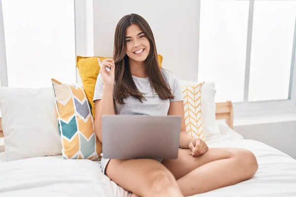 Mujer Hispana Usando Computadora Portátil Cama Sonriendo Feliz Señalando Con —  Fotos de Stock