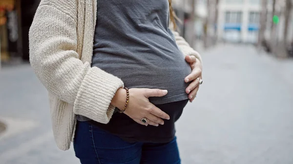 Mujer Embarazada Joven Tocando Vientre Calle —  Fotos de Stock