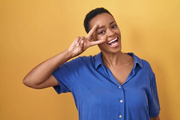 Afro Amerikaanse Vrouw Staan Gele Achtergrond Doen Vrede Symbool Met — Stockfoto