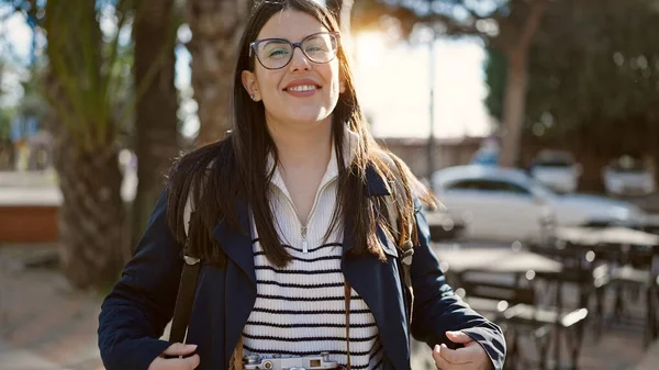 Jonge Spaanse Vrouw Toerist Draagt Rugzak Camera Glimlachen Straat — Stockfoto