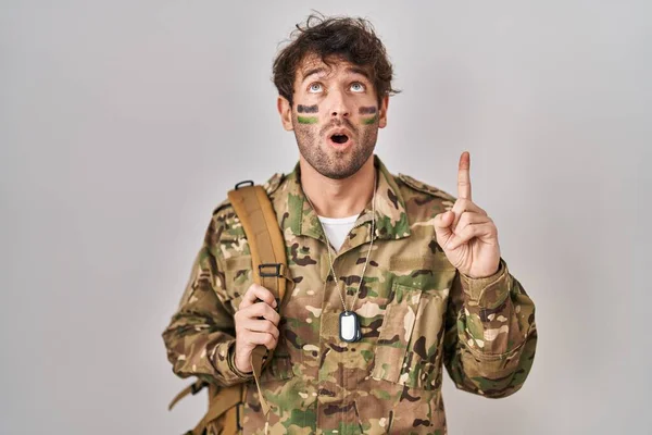 Jovem Hispânico Vestindo Uniforme Exército Camuflagem Espantado Surpreso Olhando Para — Fotografia de Stock