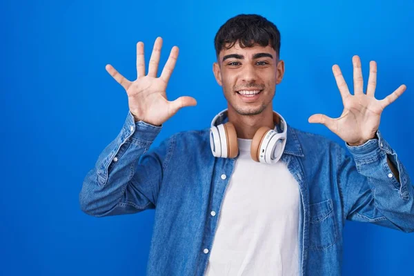 Young Hispanic Man Standing Blue Background Showing Pointing Fingers Number — Stock Photo, Image