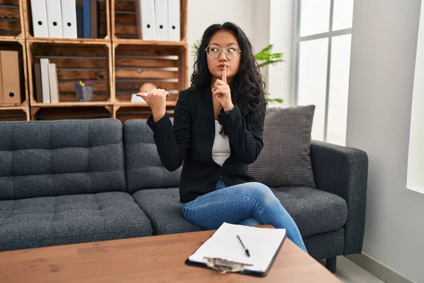 Mujer Asiática Joven Oficina Consulta Pidiendo Estar Tranquilo Con Dedo —  Fotos de Stock