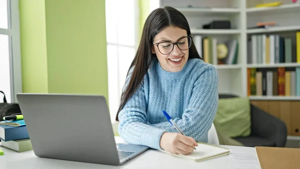 Νεαρή Ισπανίδα Φοιτήτρια Που Χρησιμοποιεί Υπολογιστή Κρατώντας Σημειώσεις Στο Πανεπιστήμιο — Φωτογραφία Αρχείου
