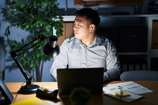 Joven Hombre Chino Que Trabaja Con Computadora Portátil Noche Mirando —  Fotos de Stock