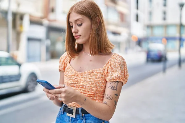 Junge Rothaarige Frau Benutzt Smartphone Auf Der Straße — Stockfoto