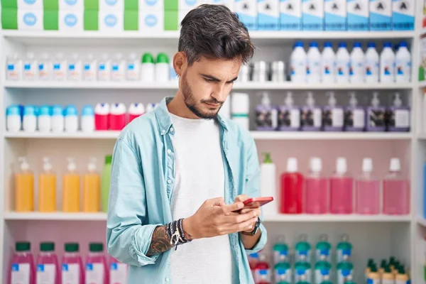 Fiatal Spanyol Férfi Ügyfél Okostelefon Gyógyszertárban — Stock Fotó