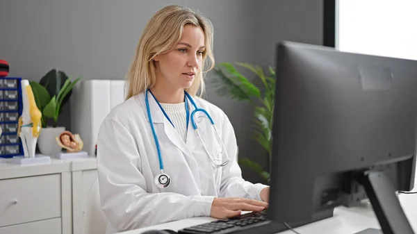 Ung Blond Kvinna Läkare Med Hjälp Dator Arbetar Kliniken — Stockfoto