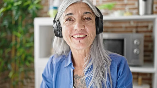 Middle Age Grey Haired Woman Listening Music Smiling Confident Dinning — Stock Photo, Image