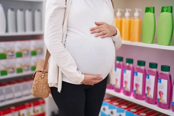 Jonge Zwangere Vrouw Klant Aanraken Buik Apotheek — Stockfoto