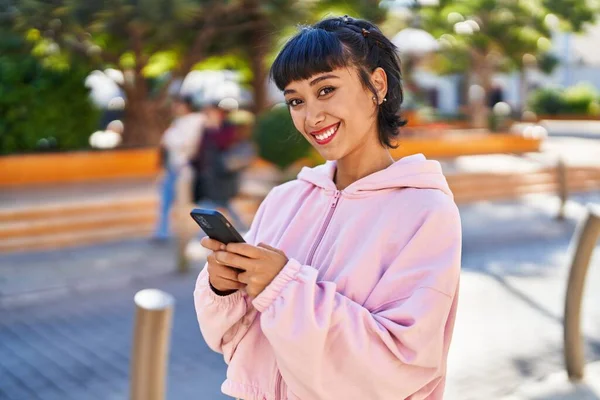 Молода Жінка Посміхається Впевнено Використовуючи Смартфон Парку — стокове фото