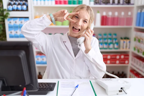 Giovane Donna Caucasica Che Lavora Farmacia Farmacia Parlando Telefono Facendo — Foto Stock
