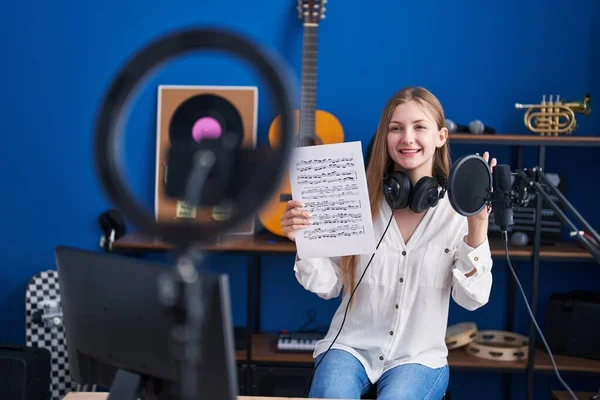 Jonge Blanke Vrouw Doet Online Muziek Tutorial Tonen Muziekblad Kijken — Stockfoto