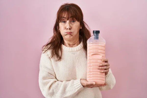 Mujer Hispana Mediana Edad Sosteniendo Botella Detergente Soplando Mejillas Con —  Fotos de Stock