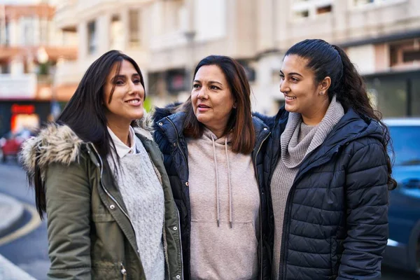 Três Mulheres Mãe Filhas Juntas Rua — Fotografia de Stock