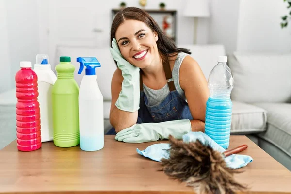 Young Beautiful Hispanic Woman Smiling Confident Leaning Table Clean Products — Stock Photo, Image