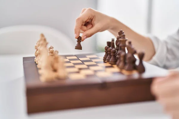 Junge Frau Spielt Hause Schach — Stockfoto
