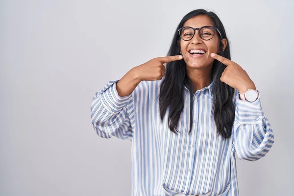 Νεαρή Ισπανίδα Που Φοράει Γυαλιά Χαμογελώντας Χαρούμενα Δείχνοντας Και Δείχνοντας — Φωτογραφία Αρχείου
