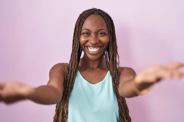 Afrikansk Amerikansk Kvinna Står Över Rosa Bakgrund Leende Glad Erbjuda — Stockfoto