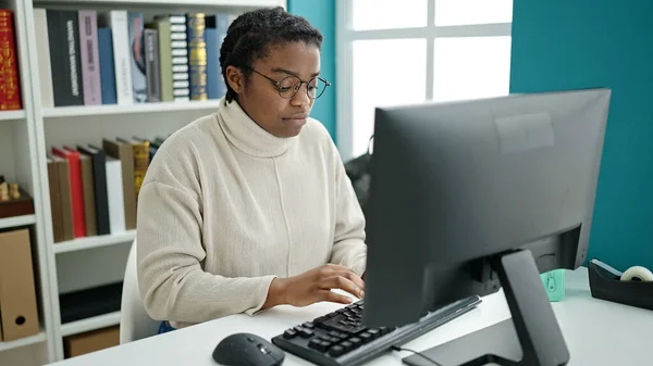 African American Woman Student Using Computer Studying Library University — Stock fotografie