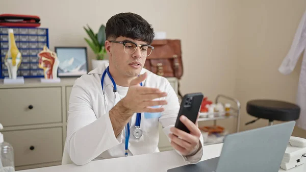 Jeune Homme Hispanique Médecin Faire Appel Vidéo Avec Smartphone Clinique — Photo