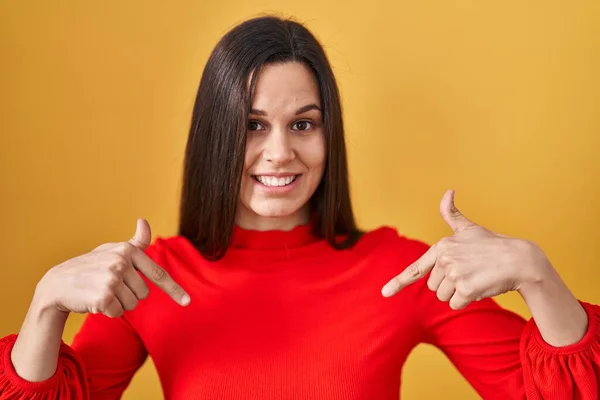 Young Hispanic Woman Standing Yellow Background Looking Confident Smile Face — Foto Stock