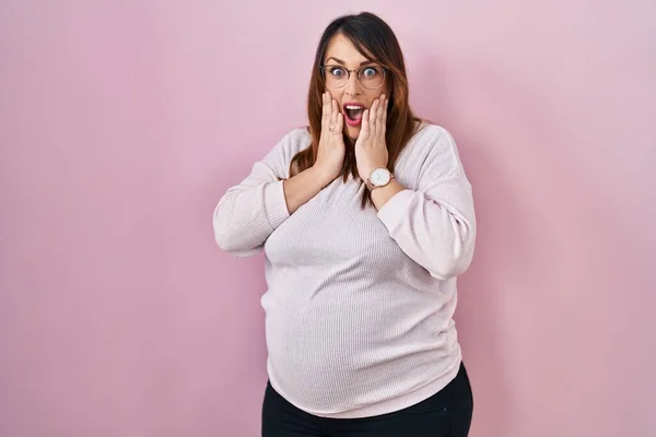 Těhotná Žena Stojící Nad Růžovým Pozadím Strach Šok Překvapení Užaslý — Stock fotografie