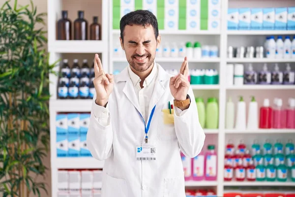 Hombre Hispano Guapo Que Trabaja Farmacia Haciendo Gestos Con Dedo — Foto de Stock