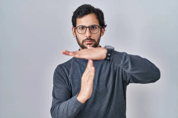 Handsome Latin Man Standing Isolated Background Doing Time Out Gesture — Stock Photo, Image